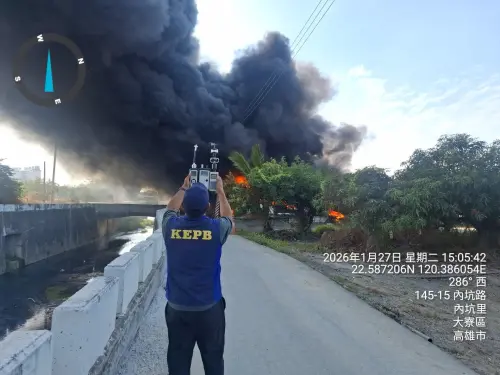 高雄大寮資收場火警！火舌冒出濃煙蔽日　駭人畫面曝光
