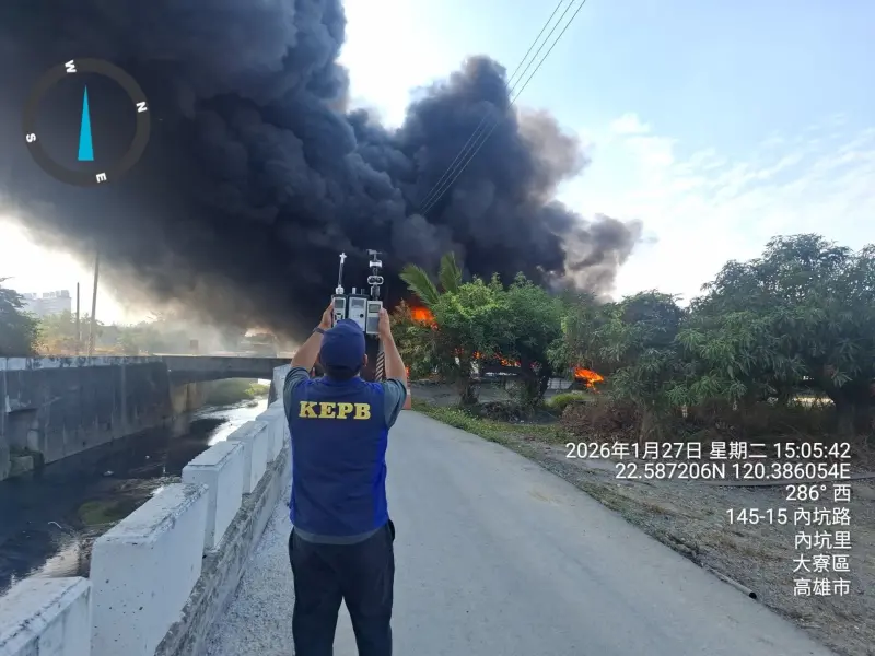 ▲高雄市大寮區一處資源回收場發生火警。（圖／翻攝高雄市環保局臉書）