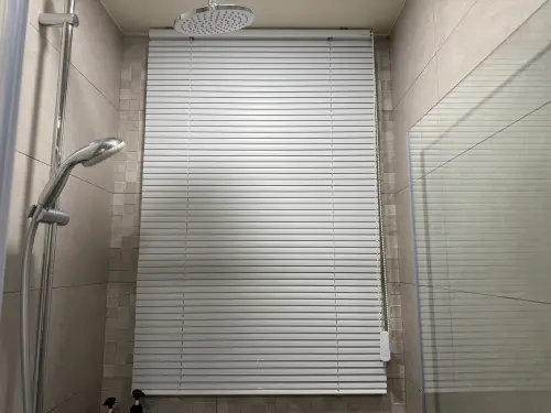 ▲眾人紛紛建議浴室最好不要裝百葉窗簾，以免被偷窺。（示意圖／記者張家瑋攝）