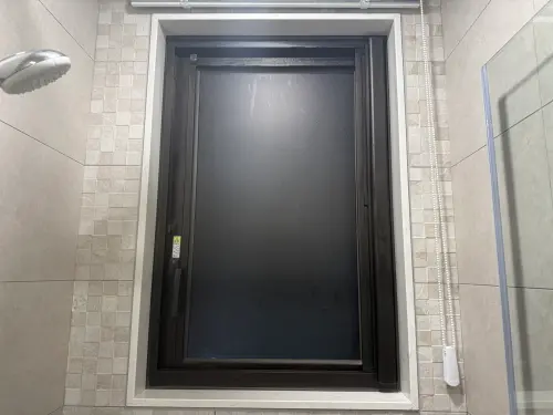 ▲有內行人建議可在玻璃貼上霧面貼膜，再加上百葉窗簾。（圖／記者張家瑋攝）