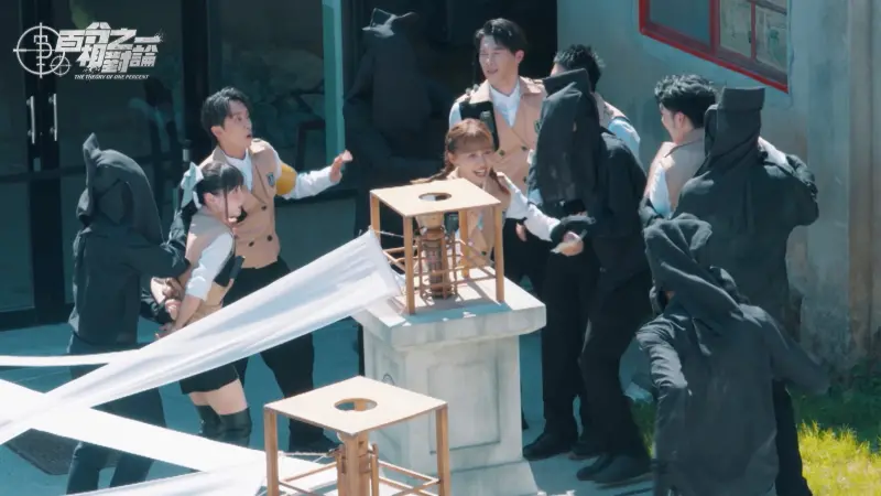 ▲黃偉晉（右三）正式加入《百分之一相對論》主持群，節目中突遭黑衣人挾持，讓他不慎慘摔，引來粉絲關心。（圖／映底子國際傳媒股份有限公司提供）