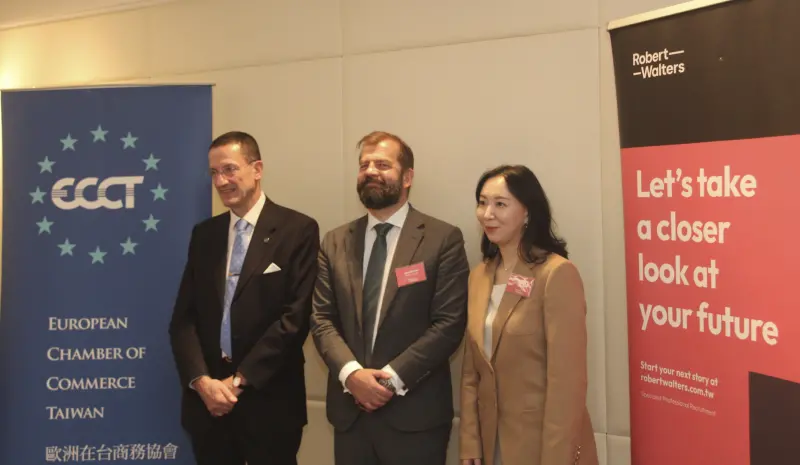 ▲歐洲商會（ECCT）與人才招募顧問公司華德士（Robert Walters）今（27）日公布「2026數位薪資調查報告」，提到受到關稅及地緣政治影響，今年僅有4成企業預計擴大招募，並稱企業面對台灣人力不足，有意願到東南亞尋覓人才。（圖／記者鍾泓良攝影）