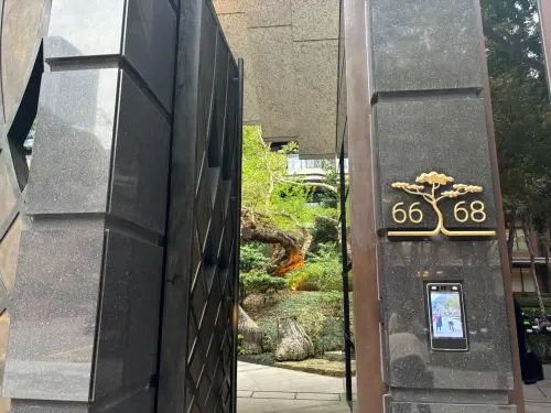▲隱私維安滴水不漏，陶朱隱園大門配備高科技人臉辨識系統。（圖／記者徐銘穗攝）