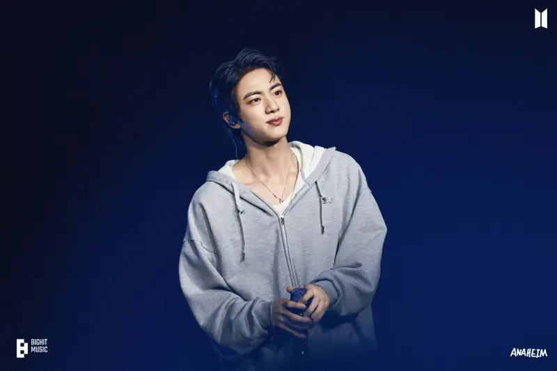 ▲BTS防彈少年團成員JIN（金碩珍）出道關鍵，是20歲上大學時的那一班公車，挖掘他的星探甚至還在前一晚夢見JIN，根本是命運的安排。（圖／Facebook@BTS (방탄소년단)）