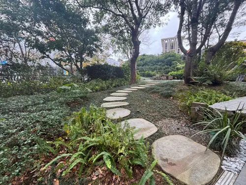 ▲堅持不灑農藥！庭園採自然農法復育生態，每年4、5月還能在此賞螢火蟲。（圖／記者徐銘穗攝）