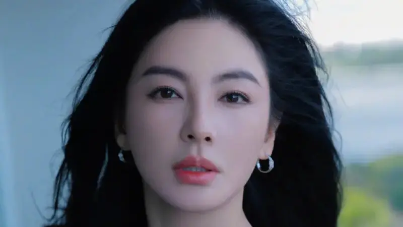 ▲張雨綺遭實名舉報涉美國代孕還當小三，引發中國網友抵制，中國官媒證實她已從遼寧衛視春晚節目中除名，過往情史與生子爭議再度被翻出。（圖／翻攝自張雨綺微博）