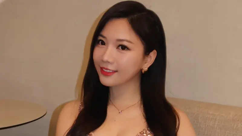 ▲蔡尚樺尾牙戰袍正面開V、腰兩邊都沒布，被粉絲虧越來越敢穿。（圖／蔡尚樺IG@gladys.tsai）