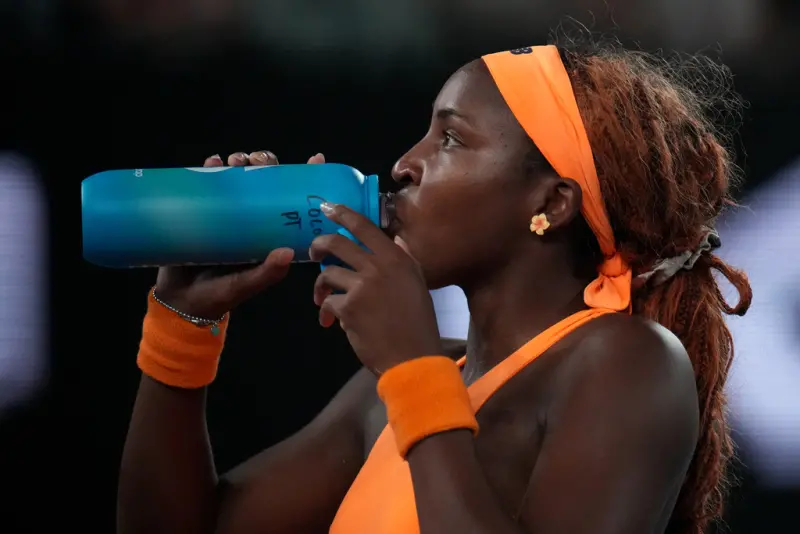 ▲澳洲網球公開賽（Australian Open）面臨極端熱浪考驗，墨爾本公園（Melbourne Park）氣溫飆升至攝氏40度以上，迫使官方再度啟動「極端高溫協定（Extreme Heat Protocol）」。（圖／美聯社／達志影像）