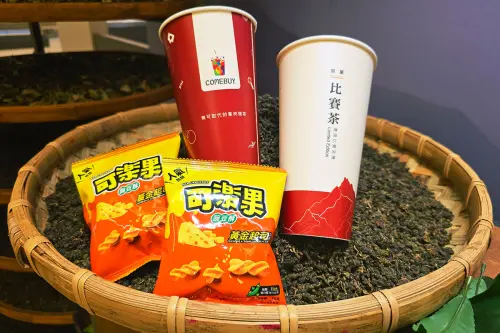 ▲限量冬片比賽茶推薦可樂果，新品(黃金起司口味)雙重新春活動送好禮。（圖／業者提供）