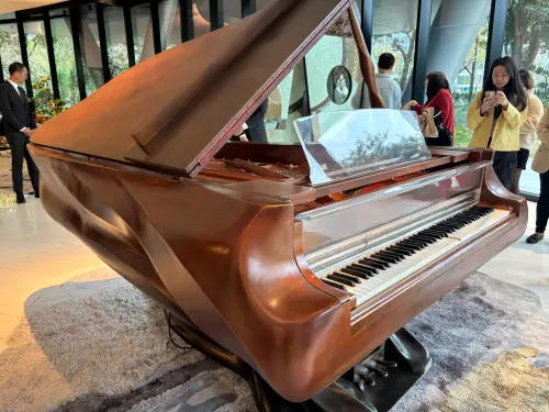 ▲全球獨一無二！俄羅斯新銳設計師打造的純銅鋼琴，在大廳自動演奏優雅樂章。（圖／記者徐銘穗攝）