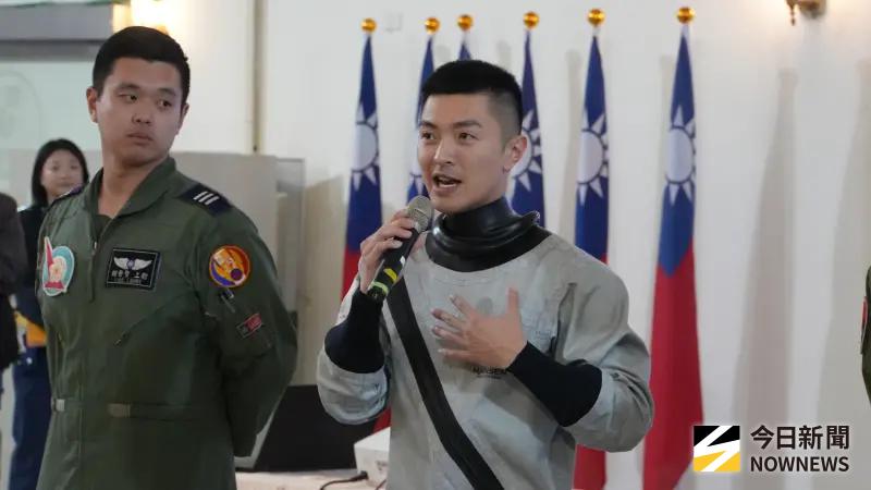 ▲空軍飛行員身穿OTS600型防寒飛行衣（右）。（圖／記者呂炯昌攝，2026.01,27）