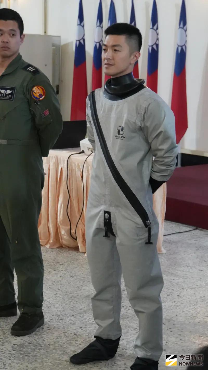    ▲空軍飛行員身穿OTS600型防寒飛行衣(右)。（圖／記者呂炯昌攝）  