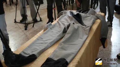 ▲空軍公發的OTS600型防寒飛行衣。（圖／記者呂炯昌攝）