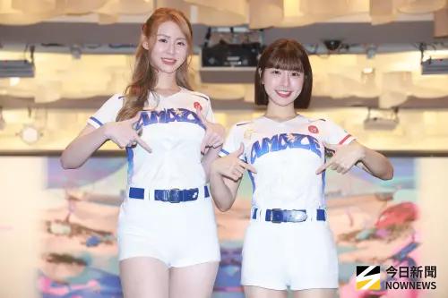 ▲峮峮（右）、短今笑說不想預期比賽成果，只想專心為中華隊加油，但也透露已經提前訂好赴日機票與住宿，盼能親臨東京巨蛋為中華隊應援。（圖／記者葉政勳攝）