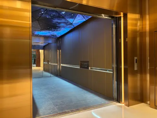 ▲超跑、救護車都能搭！巨型車梯頂部結合奇幻光影設計，宛如進入科幻電影場景。（圖／記者徐銘穗攝）