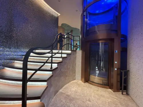 ▲地下一樓設有獨特「膠囊感」造型電梯，貼心提供無障礙移動需求。（圖／記者徐銘穗攝）