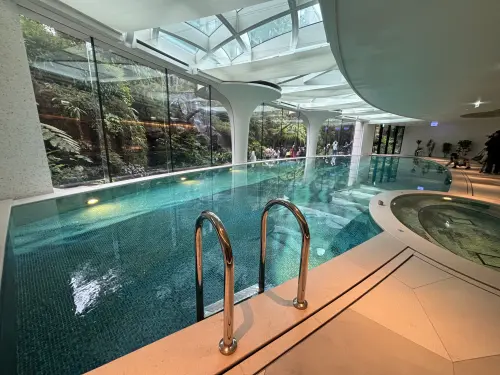 ▲室內恆溫泳池「春池」，大面落地窗引入戶外10米瀑布景致，游水時也能享受自然綠意。（圖／記者徐銘穗攝）