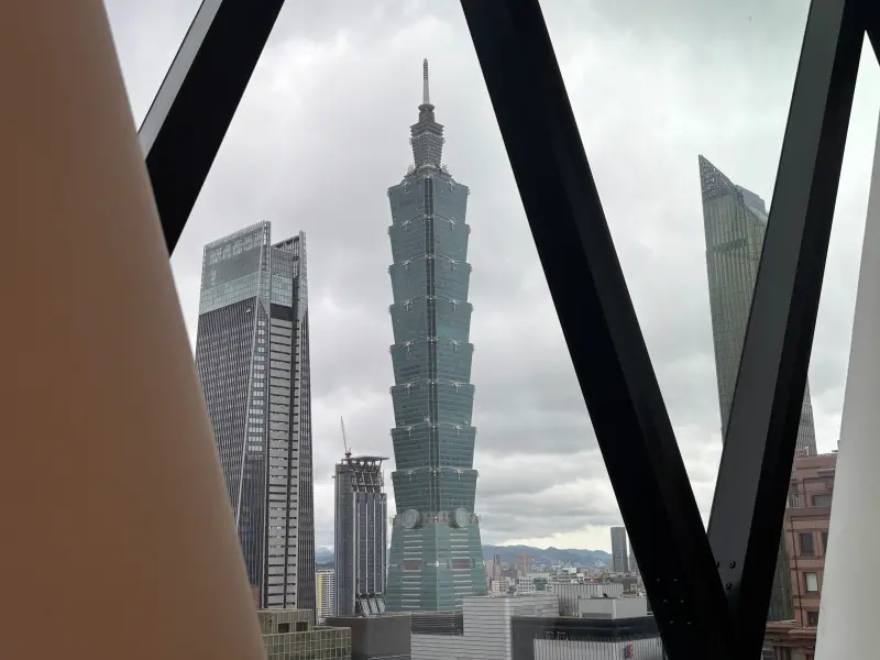 ▲天龍國困局？從頂級豪宅陶朱隱園視角望向台北101，雖然依舊高聳，但天空顯得陰沉。房產專家李同榮預言，馬年房市將迎歷史轉折，台北「唯我獨尊」的優勢恐將消失。（圖／記者徐銘穗攝）