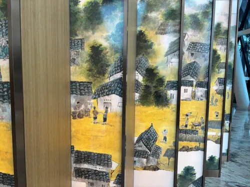 ▲頂樓宴會廳以細膩的中國風屏風畫作區隔，畫中描繪恬淡山居生活，呼應「隱園」歸隱田園的意境。（圖／記者徐銘穗攝）
