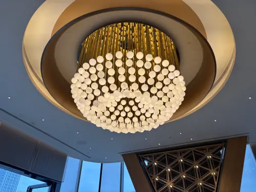 ▲頂樓交誼廳上方懸掛竹編大型燈飾，光影交錯間流露東方禪意美學。（圖／記者徐銘穗攝）