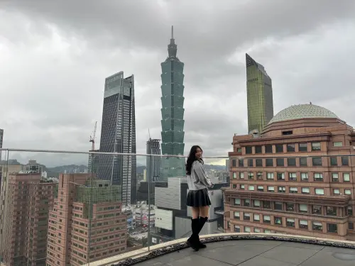 ▲擁有絕佳視野，陶朱隱園頂樓戶外陽台將信義區繁華夜景與台北101盡收眼底。（圖／記者徐銘穗攝）