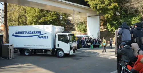 ▲大批民眾聚集在上野動物園門口，送已經在卡車上的「曉曉」與「蕾蕾」最後一程。（圖／美聯社／達志影像）