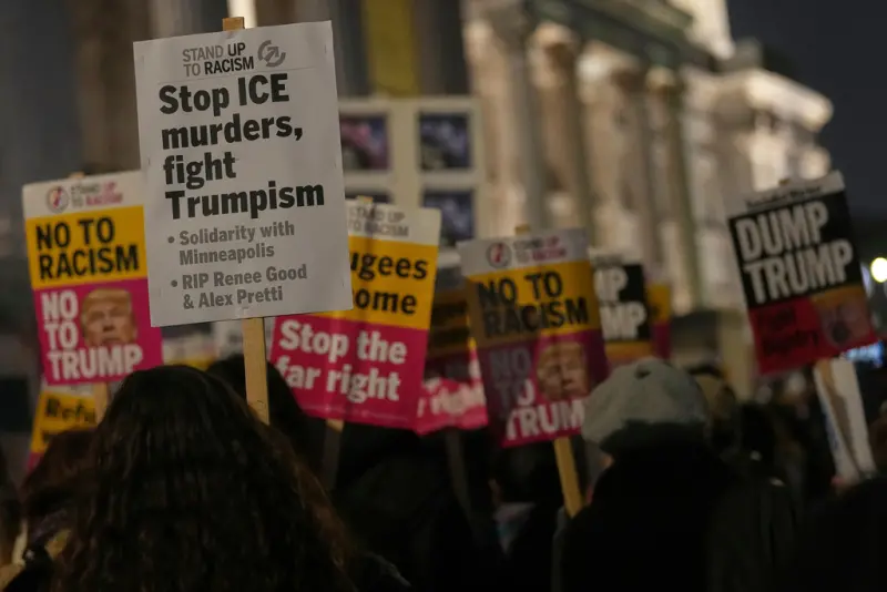 ▲美國明尼蘇達州明尼阿波利斯市有移民官員執法時槍殺平民，引發連日抗議。（圖／美聯社／達志影像）