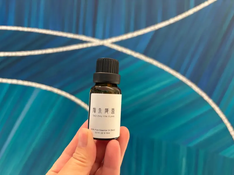 ▲陶朱隱園的味道揭曉！由台北品牌 ABOVTIME 打造的專屬香氛「桃隱森境」，瓶身印有陶朱隱園字樣，這款以松樹為基底的精油，是有錢也買不到的住戶專屬訂製款。（圖／記者徐銘穗攝）