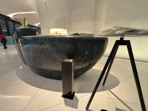 ▲為了讓訪客一踏入就能感受到獨特氣息，陶朱隱園大廳角落設置了專業擴香設備，全天候散發著以松樹為基底的「桃隱森境」訂製香氛。（圖／記者徐銘穗攝）