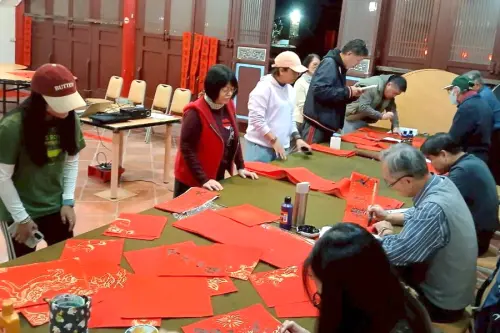 ▲救國團墾丁青年活動中心舉辦新春揮毫贈春聯活動，邀請書法家到場揮毫，書寫祝福春聯，以傳遞人文暖意。(圖／救國團墾丁青年活動中心提供)