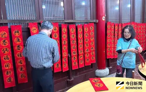 ▲救國團墾丁青年活動中心舉辦新春揮毫贈春聯活動。(圖／記者黃守作攝)