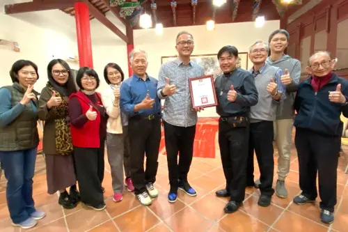 ▲救國團墾丁青年活動中心舉辦新春揮毫贈春聯活動，墾丁青年活動中心總幹事翁嘉賢(右5)致送感謝狀，由書法家蔡豐吉(右4)代表接受。(圖／救國團墾丁青年活動中心提供)