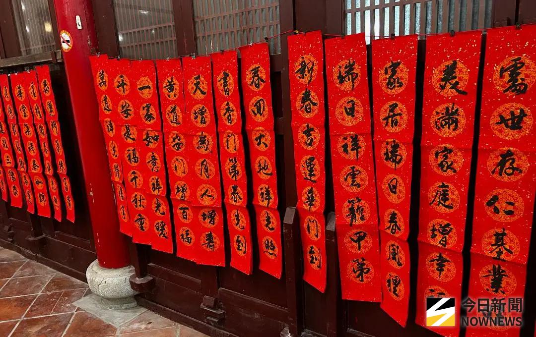 ▲2026農曆新年就快要到了，《NOWNEWS》一次整理貼春聯最佳時間、禁忌、貼法，讓你新的一年迎春納福。（示意圖／記者黃守作攝）