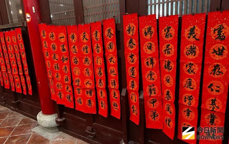 ▲2026農曆新年就快要到了，《NOWNEWS》一次整理貼春聯最佳時間、禁忌、貼法，讓你新的一年迎春納福。（示意圖／記者黃守作攝）