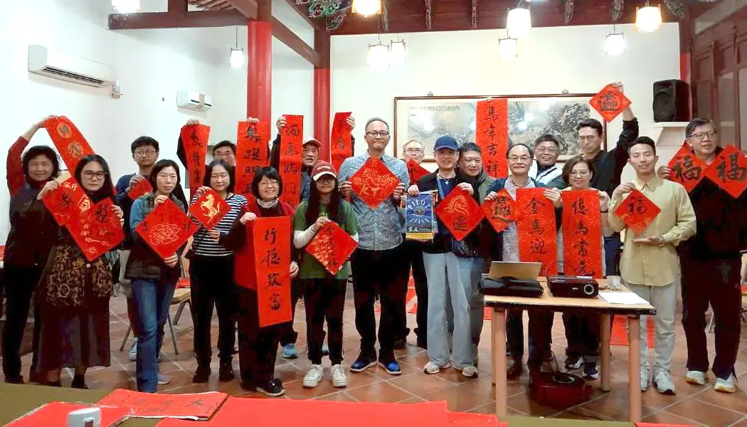 ▲救國團墾丁青年活動中心舉辦新春揮毫贈春聯活動，期為墾丁地區觀光注入一股人文書香氛圍。(圖／救國團墾丁青年活動中心提供)