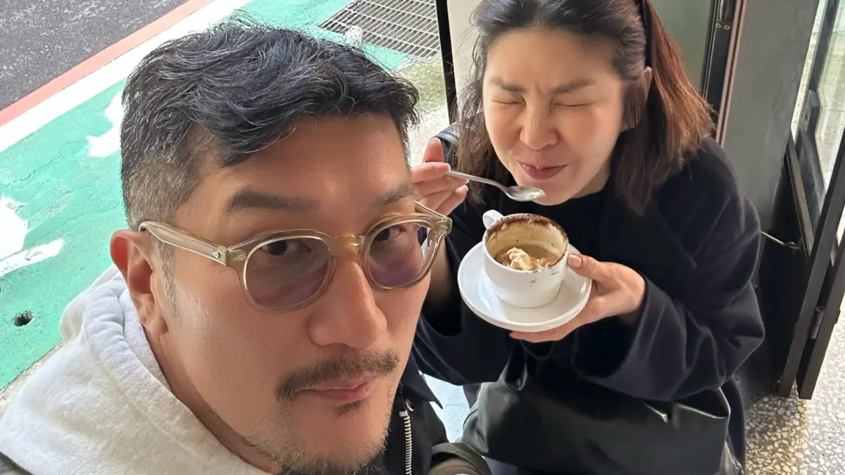 ▲許茹芸（後）和老公現身大安區公園，天后51歲沒化妝還是美麗動人。（圖／許茹芸 Valen Hsu臉書）