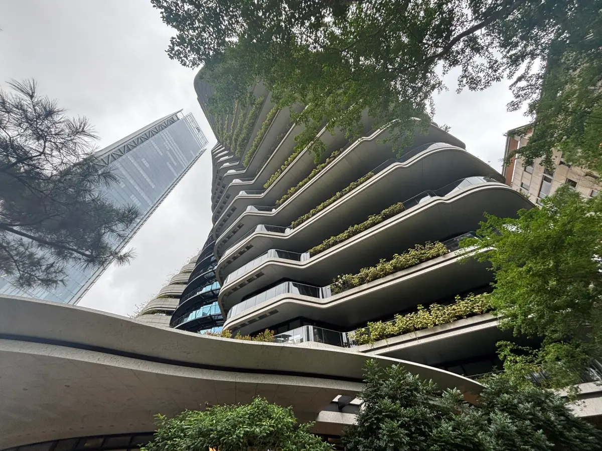 ▲素有「旋轉豪宅」之稱的台北地標陶朱隱園，其標誌性的扭轉建築結構與層層種滿植栽的「垂直森林」外觀，在信義區天際線中獨樹一格。（圖／記者徐銘穗攝）