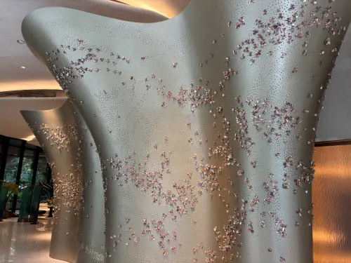 ▲▼連牆面都極盡奢華！大廳牆面鑲嵌水晶，絕美裙襬造型牆後方，竟巧妙隱藏著公共女廁。（圖／記者徐銘穗攝）