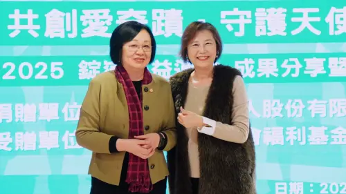 ▲天使心家族基金會創辦人蕭雅雯（右）贈與友好天使100+徽章予錠嵂藍鵲社福基金會董事長李淑芬（左）。（圖／翻攝畫面）