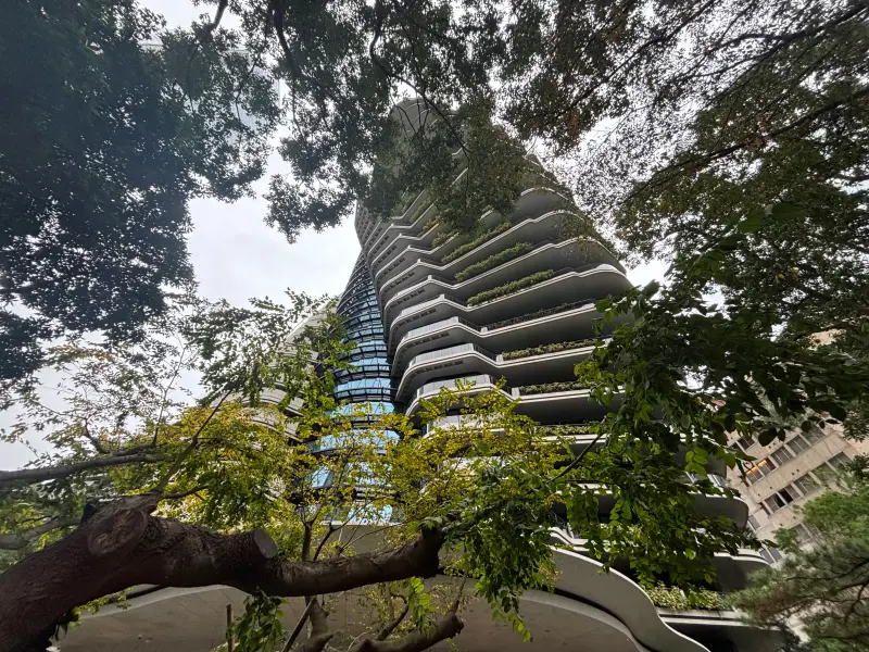 ▲號稱全台最貴豪宅的「陶朱隱園」以垂直森林為特色，雖被綠蔭環繞試圖營造隱密感，但其獨特的旋轉造型太過吸睛，反被部分富豪視為侵犯隱私的「太高調」設計。（圖／記者徐銘穗攝）