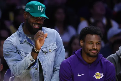 ▲詹姆斯與大兒子布朗尼寫下42,907分，為史上總得分加總最高的父子檔。值得注意的是，大多數分數都是由詹姆斯所拿下，42,810分為歷史得分王，至於布朗尼，目前NBA生涯2季一共出賽51場、包含2場先發，總計攻下97分，只貢獻其中0.226%。（圖／美聯社／達志影像）