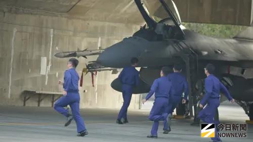 ▲接獲起飛命令後地勤人員奔向戰機，準備起飛作業。（圖／記者呂炯昌攝）