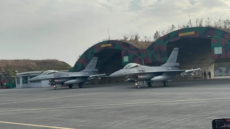    ▲F-16V戰機滑出機庫準備進入滑行道。（圖／記者呂炯昌攝）  