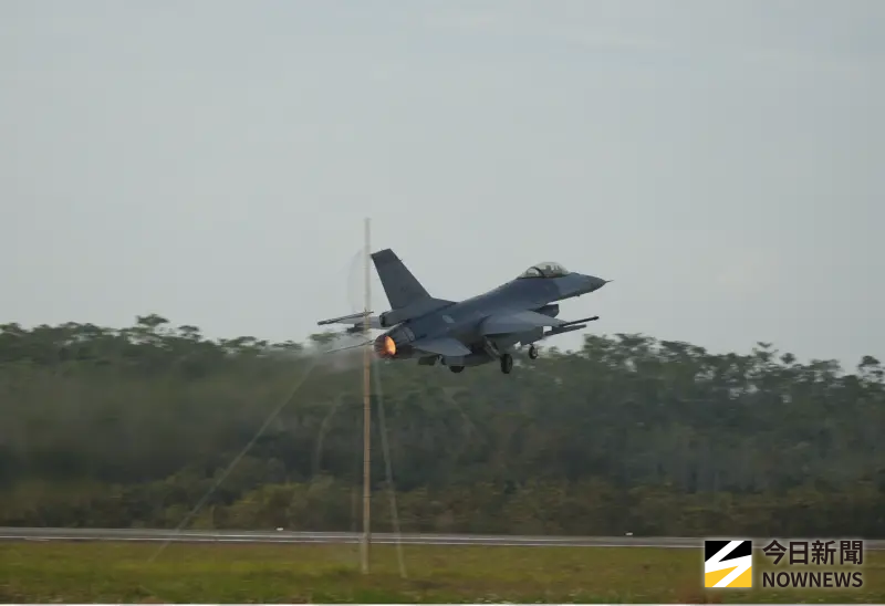    ▲嘉義基地F-16戰機緊急起飛。（圖／記者呂炯昌攝）  