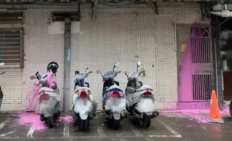 ▲台北市信義區一間知名潤餅店27日清晨遭人潑漆，側門、後門及5輛機車受損。警方追查發現34歲洪男疑因感情糾紛犯案，調閱監視器鎖定身分，8小時內將人拘提到案，依恐嚇、毀損罪送辦。（圖／翻攝畫面）