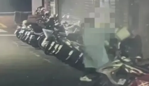 ▲台北市信義區一間知名潤餅店27日清晨遭人潑漆，側門、後門及5輛機車受損。警方追查發現34歲洪男疑因感情糾紛犯案，調閱監視器鎖定身分，8小時內將人拘提到案，依恐嚇、毀損罪送辦。（圖／翻攝畫面）