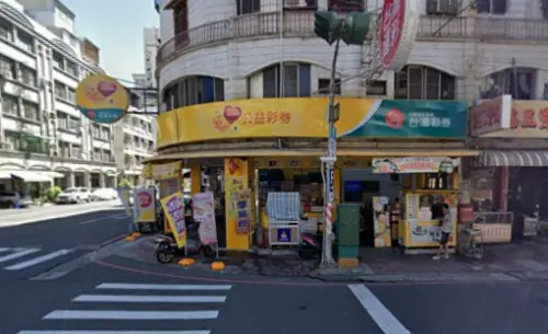 ▲1月27日大樂透開出貳獎的大獎彩券行是高雄市鼓山區華榮路558號1樓－財好運彩券行。（圖／翻攝自Google Maps）