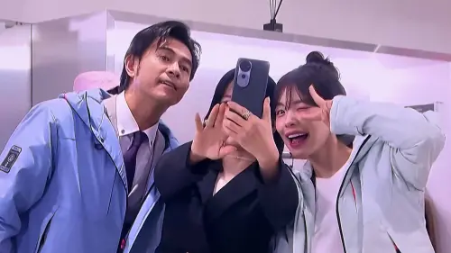 ▲不少粉絲為了李多慧（右）現身銀幕，等了1個半小時。（圖／讀者提供）