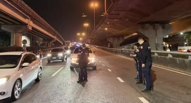 ▲高雄仁武警方27日晚間巡邏時，發現轎車超速逆向行駛，駕駛拒檢逃逸並倒車衝撞警車。員警基於公共安全朝車輪連開15槍制止，所幸無人傷亡，車輛仍逃離，警方已成立專案小組全力追緝。（圖／翻攝畫面）