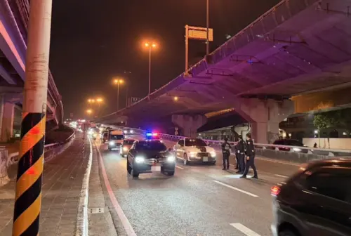 ▲高雄仁武警方27日晚間巡邏時，發現轎車超速逆向行駛，駕駛拒檢逃逸並倒車衝撞警車。員警基於公共安全朝車輪連開15槍制止，所幸無人傷亡，車輛仍逃離，警方已成立專案小組全力追緝。（圖／翻攝畫面）